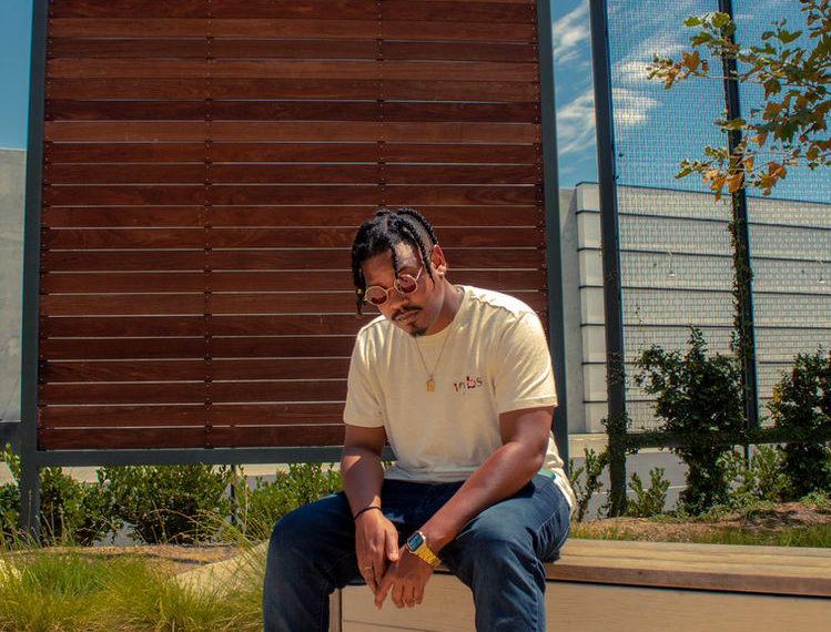 Review: TMCXJ shares dynamic “VYBZ” music video